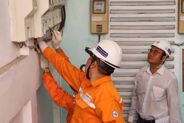 Khi nào cần liên hệ thợ điện hoặc cơ quan chức năng