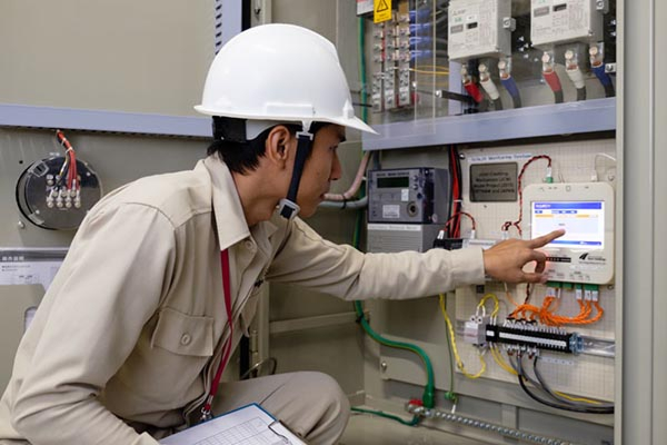 Kỹ sư điện c&ocirc;ng nghiệp c&oacute; thể sửa điện d&acirc;n dụng kh&ocirc;ng