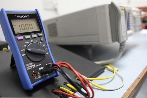 Sử dụng thiết bị đo điện để kiểm tra điện áp