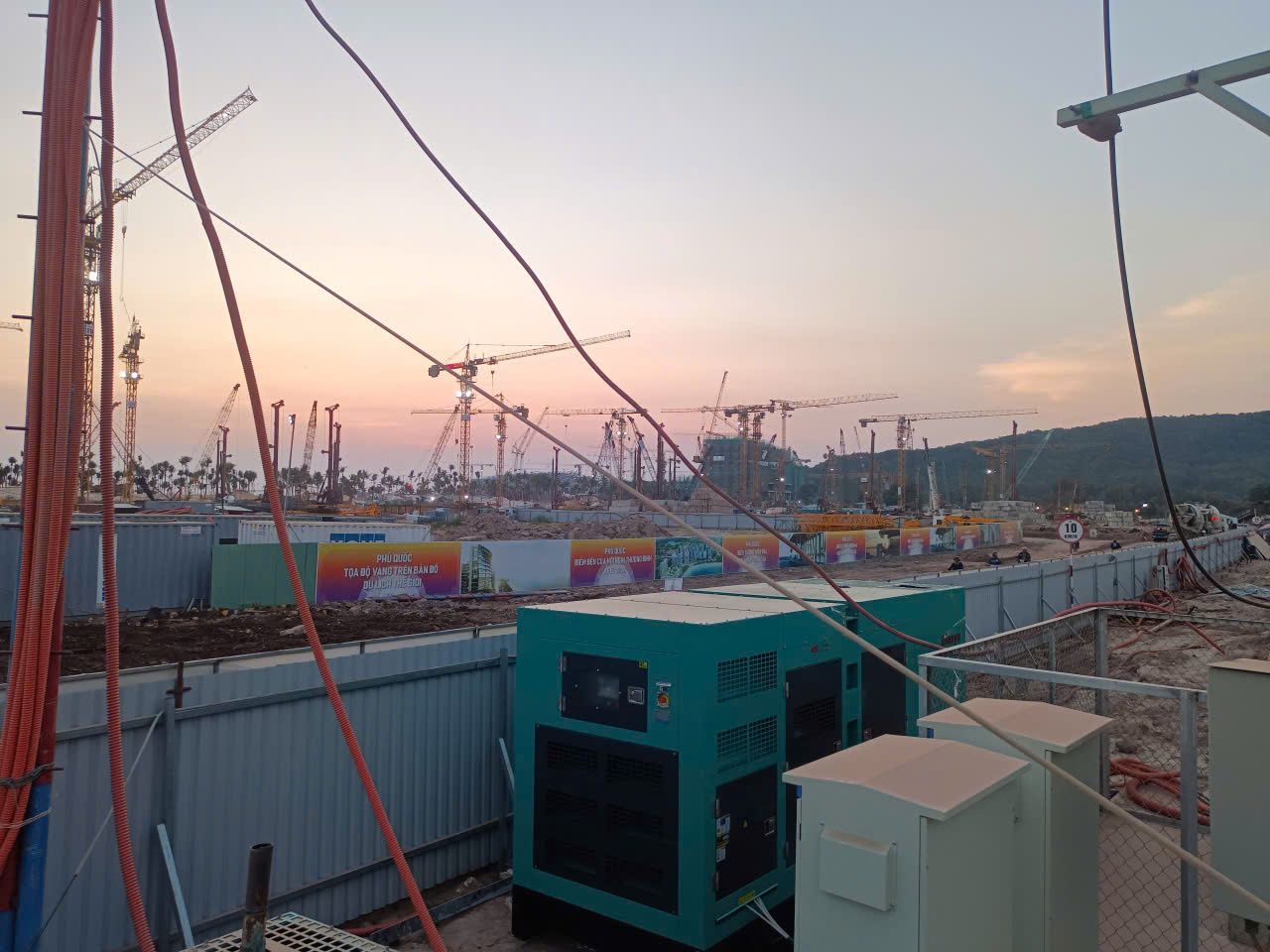 Trung Điện triển khai lắp đặt m&aacute;y ph&aacute;t điện Yuchai 500kVA cho c&ocirc;ng tr&igrave;nh x&acirc;y dựng tại đảo Ph&uacute; Quốc. Giải ph&aacute;p điện dự ph&ograve;ng ổn định, vận h&agrave;nh bền bỉ trong điều kiện m&ocirc;i trường khắc nghiệt.