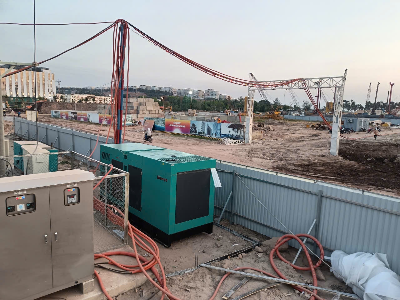 Trung Điện triển khai lắp đặt m&aacute;y ph&aacute;t điện Yuchai 500kVA cho c&ocirc;ng tr&igrave;nh x&acirc;y dựng tại đảo Ph&uacute; Quốc. Giải ph&aacute;p điện dự ph&ograve;ng ổn định, vận h&agrave;nh bền bỉ trong điều kiện m&ocirc;i trường khắc nghiệt.